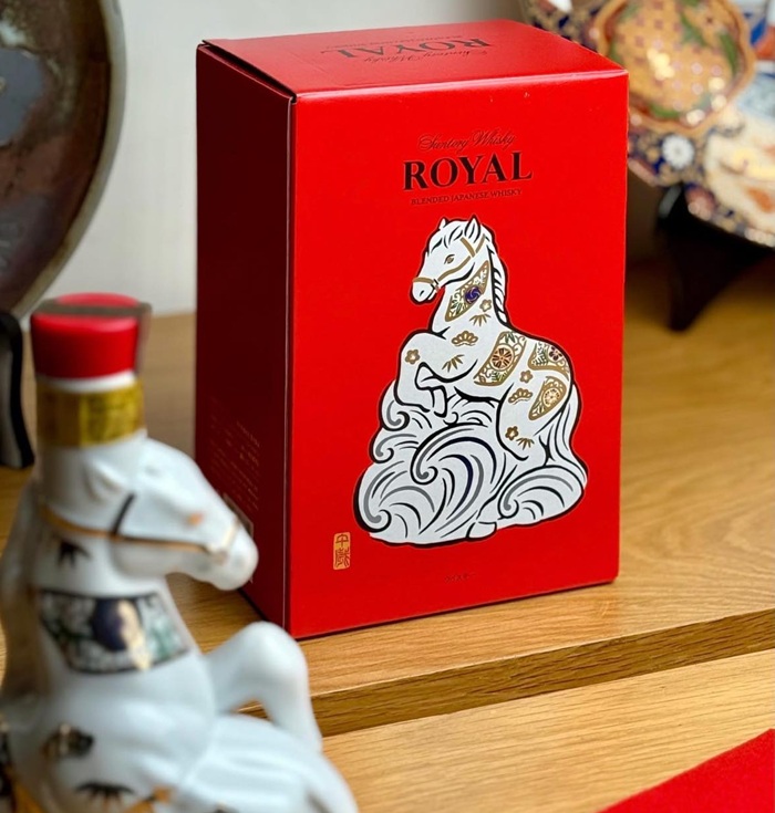 Rượu con ngựa Suntory Whisky Royal 2026 của Nhật làm quà