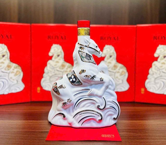 Rượu con ngựa Suntory Whisky Royal 2026 của Nhật Bản chai 600ml 1