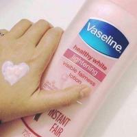 Sữa dưỡng thể Vaseline Healthy White Lightening Visible 725ml của Mỹ