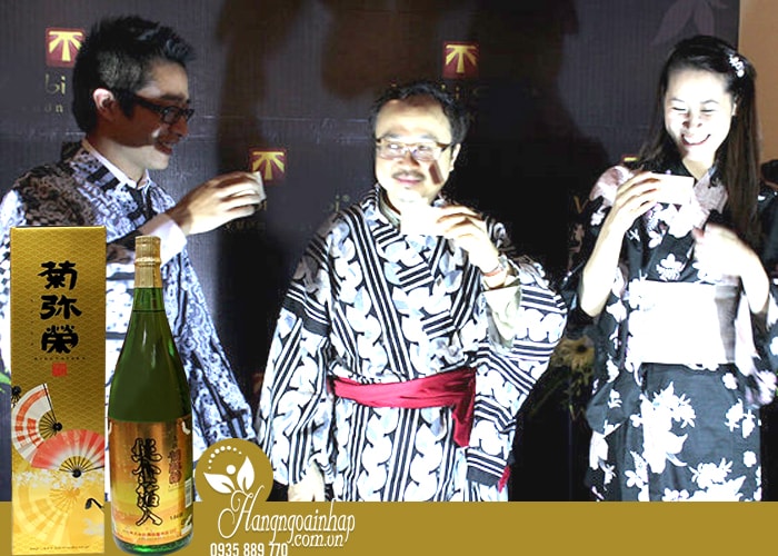 Rượu Sake vẩy vàng Kikuyasaka 1,8 lít của Nhật Bản