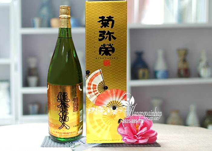 - Rượu Sake vẩy vàng Kikuyasaka 1.8 lít